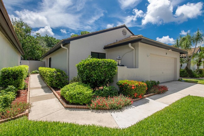 77 Ironwood Way N in Palm Beach Gardens, FL - Building Photo - Building Photo