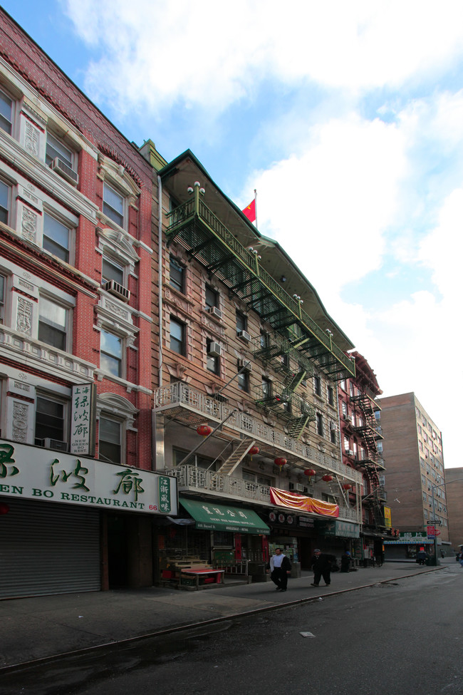 62-64 Bayard St in New York, NY - Building Photo - Building Photo