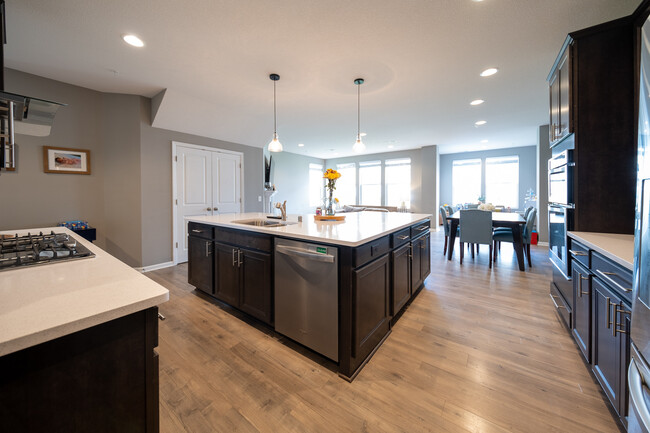 725 Wildflower Ln in Chanhassen, MN - Building Photo - Building Photo
