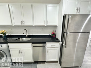719 W Roscoe St, Unit 1 in Chicago, IL - Foto de edificio - Building Photo