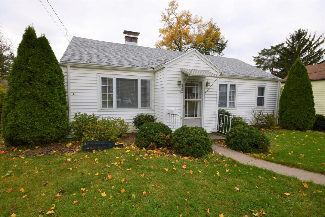 868 N Allen St in State College, PA - Building Photo