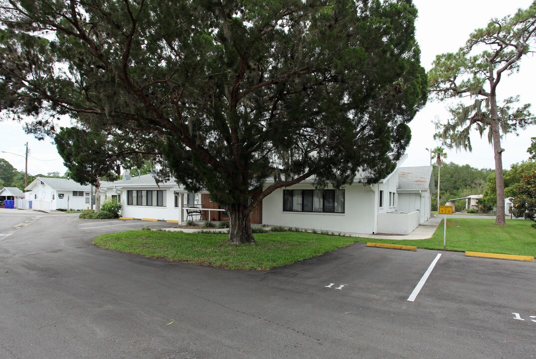 Cedar Creek Court in Dunedin, FL - Building Photo