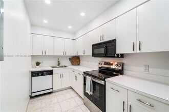 800 Claughton Island Dr in Miami, FL - Building Photo - Building Photo