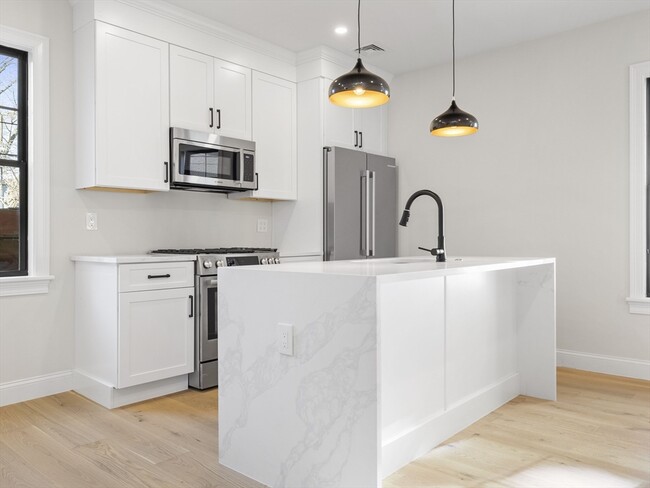 48 Woodward St, Unit R in Boston, MA - Foto de edificio - Building Photo