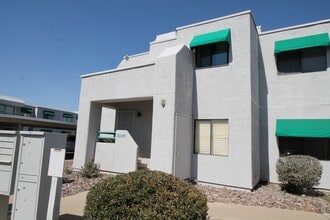 7913 E Colette Cir in Tucson, AZ - Foto de edificio - Building Photo