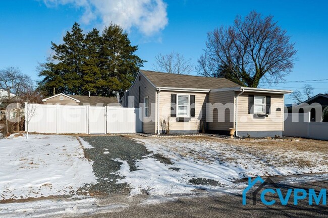 property at 1004 Cliff Pl