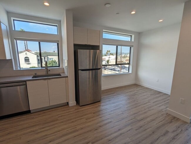 338 Mariposa Ave in Los Angeles, CA - Building Photo - Building Photo