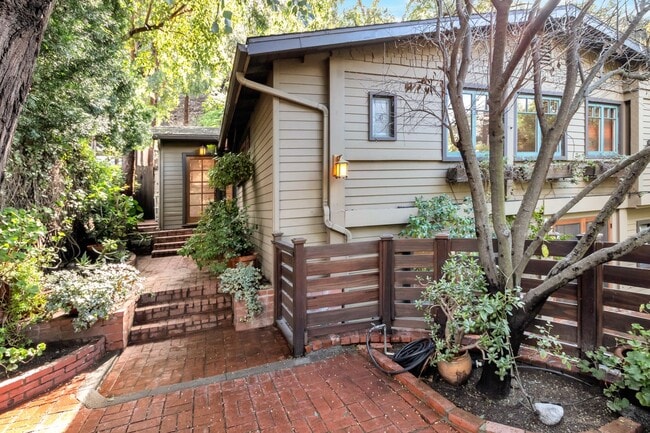 9862 Easton Dr in Beverly Hills, CA - Building Photo - Building Photo