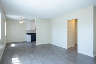 Diplomat South Apartments in Torrance, CA - Building Photo - Interior Photo