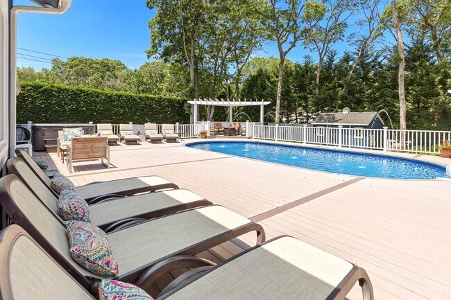 18 Squires Ave in East Quogue, NY - Building Photo - Building Photo