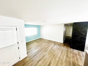 1376 E Avenida De Los Arboles in Thousand Oaks, CA - Building Photo - Building Photo