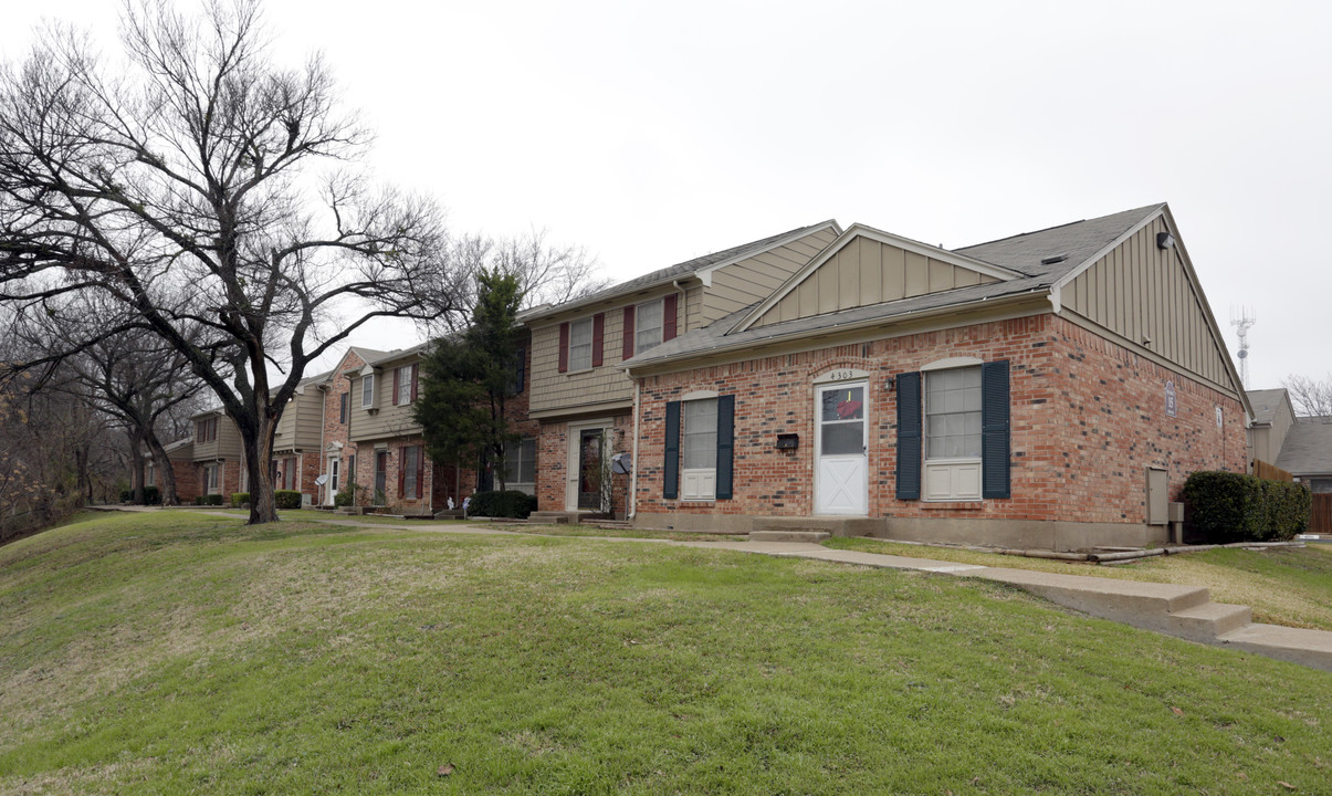 Village Green in Dallas, TX - Foto de edificio