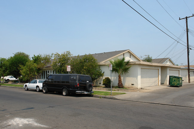 1005 N Lincoln St in Orange, CA - Building Photo - Building Photo