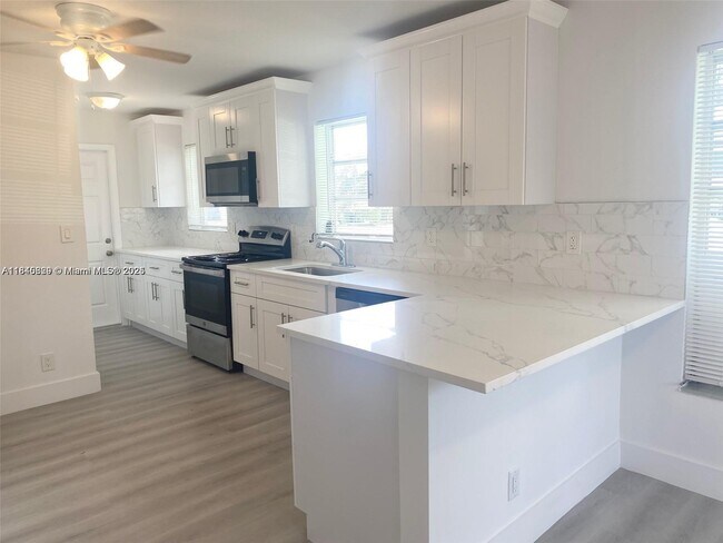 1005 NE 2nd St in Hallandale Beach, FL - Building Photo - Building Photo