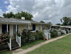 Village on Hill Street in Burnet, TX - Building Photo - Building Photo