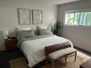 8341 W Manchester Ave, Unit #1 in Playa Del Rey, CA - Foto de edificio - Building Photo