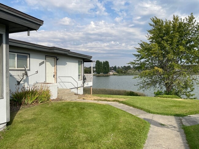 1031 W Lakeside Dr in Moses Lake, WA - Building Photo - Building Photo