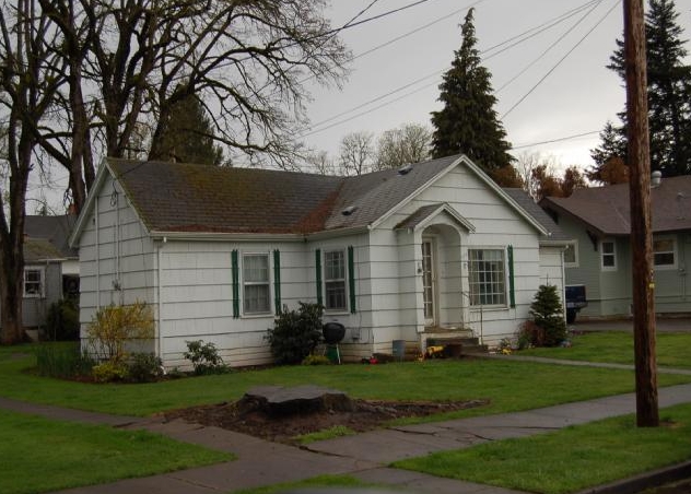 715 Pine St in Silverton, OR - Foto de edificio