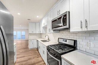 337 N Oakhurst Dr in Beverly Hills, CA - Building Photo - Building Photo