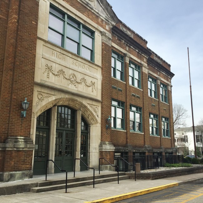 Rivertrace Senior Apartments in Madison, IN - Foto de edificio - Building Photo