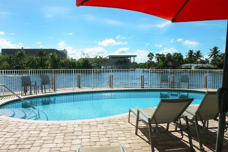 1705 N Riverside Dr, Unit 2 in Pompano Beach, FL - Building Photo