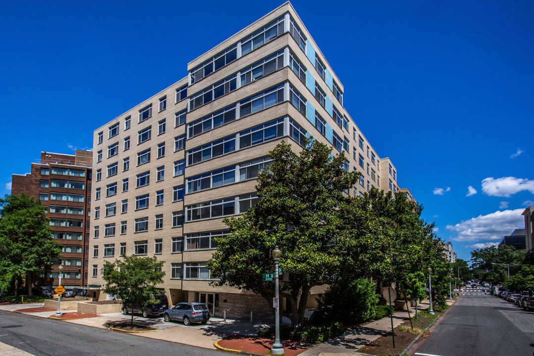 2401 H St NW in Washington, DC - Building Photo