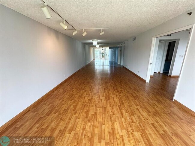 3510 Oaks Way in Pompano Beach, FL - Foto de edificio - Building Photo