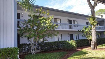 108 Nina Way in Oldsmar, FL - Building Photo