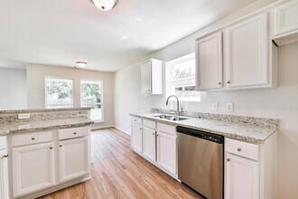 106 Mango St in Lake Jackson, TX - Building Photo - Building Photo