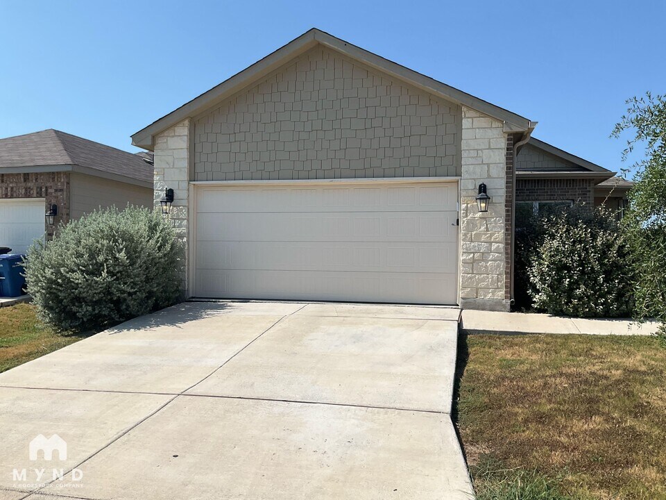 9038 Gibbons Trace in San Antonio, TX - Foto de edificio