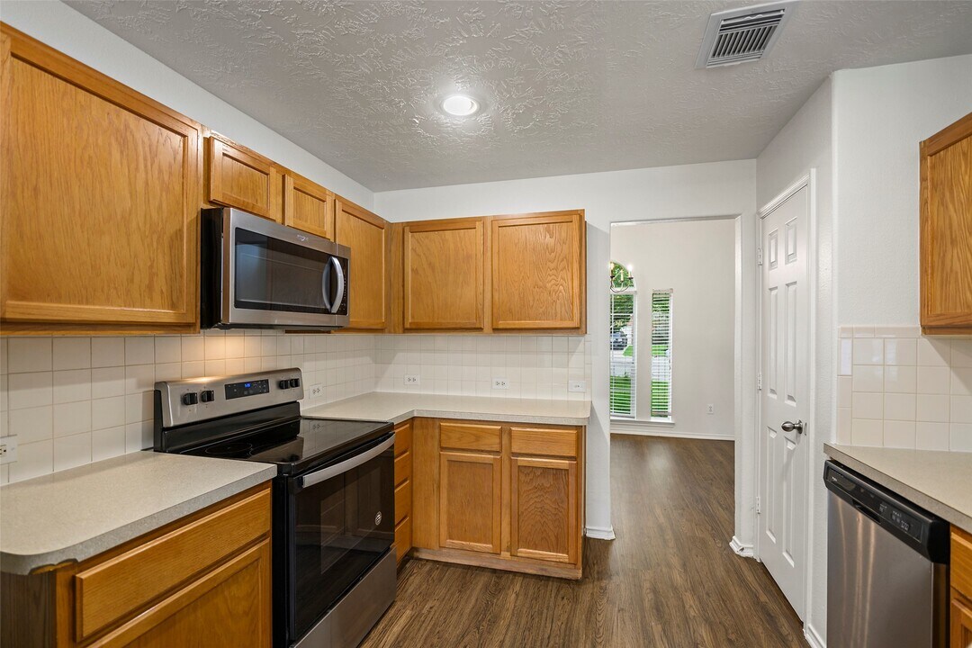 18401 Sunrise Oaks Ct in Montgomery, TX - Building Photo