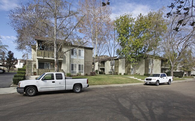 2528-2550 White Oak Pl in Escondido, CA - Foto de edificio - Building Photo