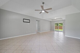 470 W Houston St in Highlands, TX - Building Photo