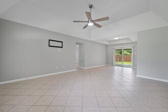 470 W Houston St in Highlands, TX - Building Photo - Building Photo