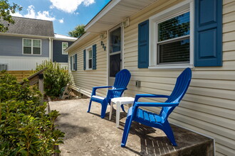 141 NE 15th St in Oak Island, NC - Foto de edificio - Building Photo