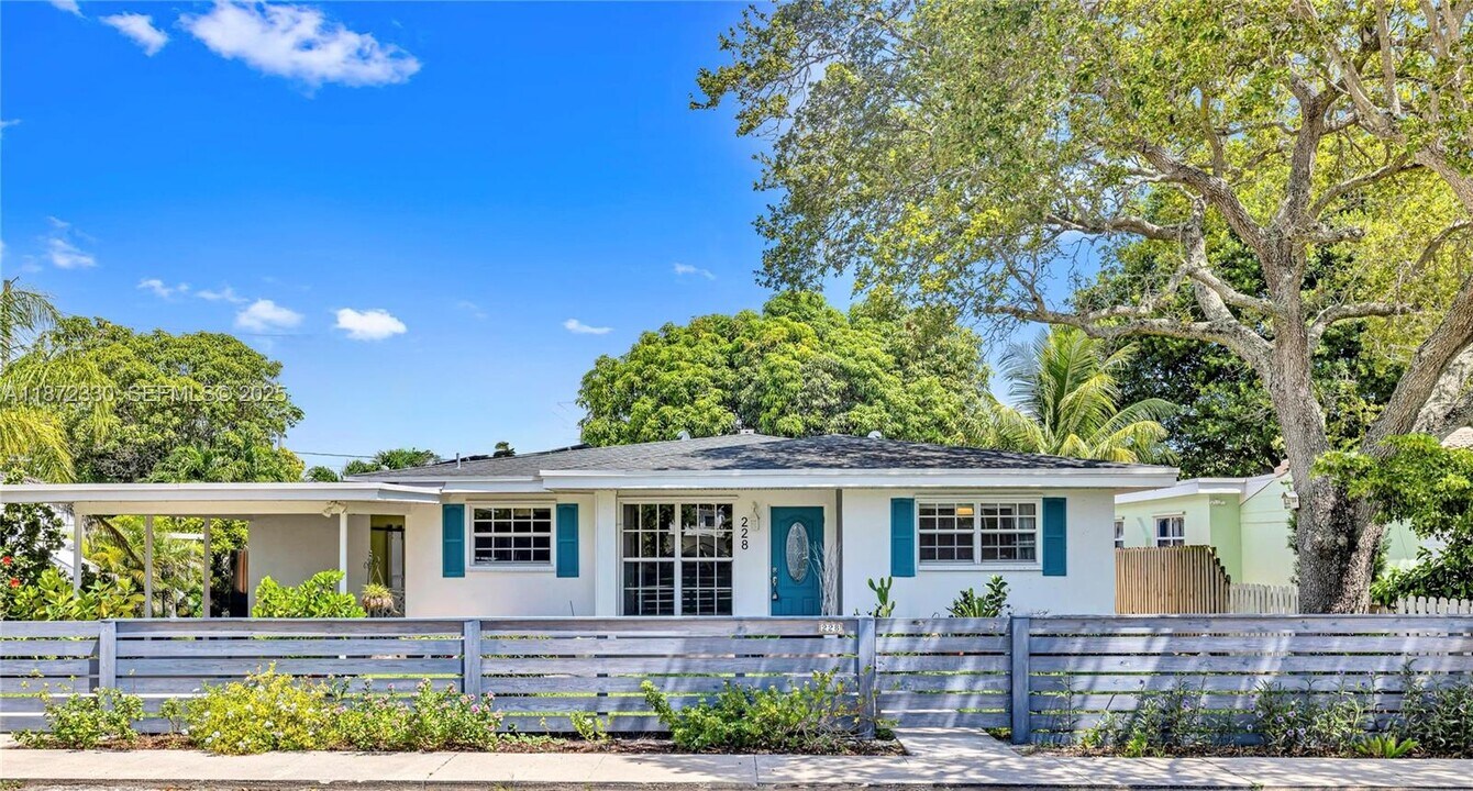 228 SW 3rd Terrace in Dania Beach, FL - Building Photo