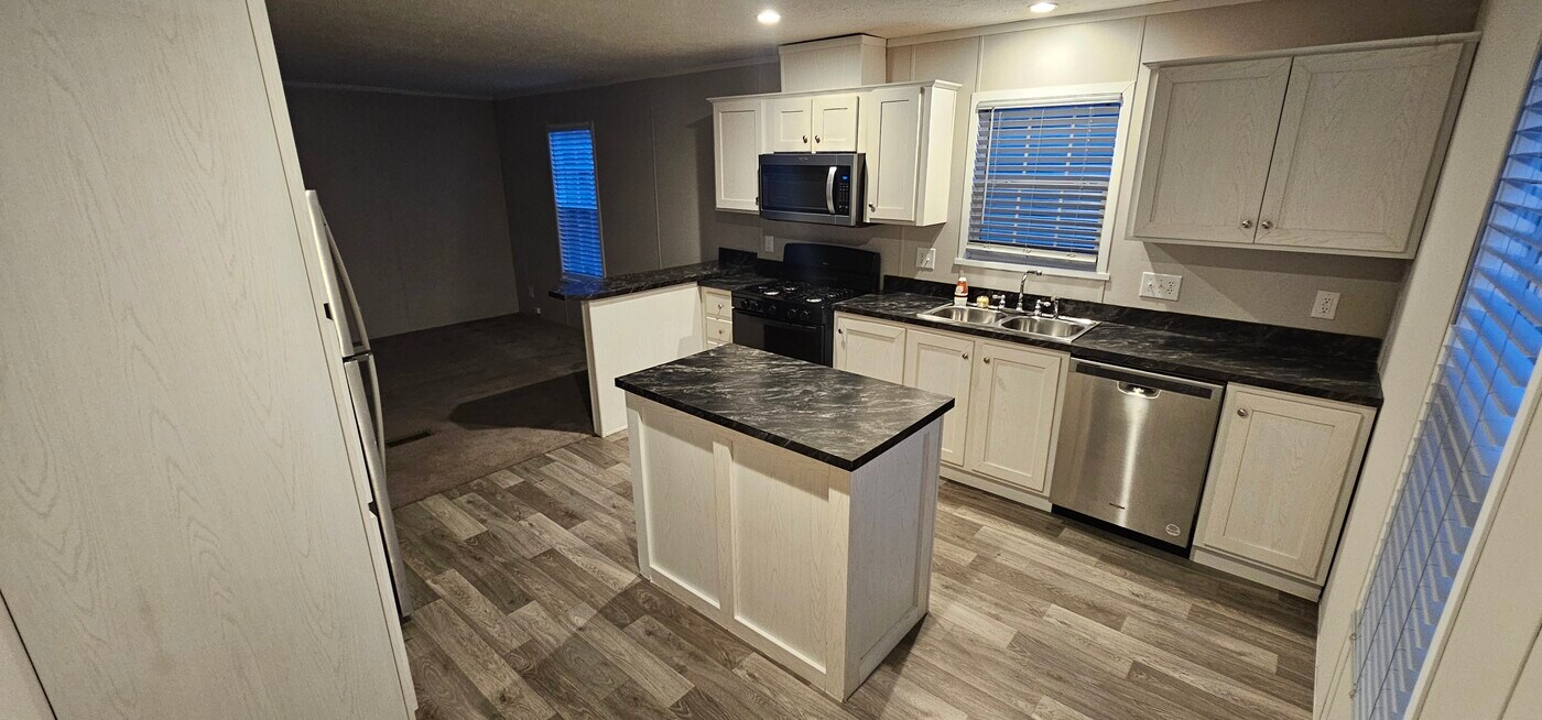 207 Redwood Ct in Belleville, MI - Building Photo