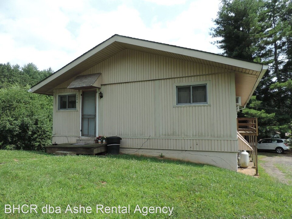109 Forest Lake Ln in West Jefferson, NC - Building Photo