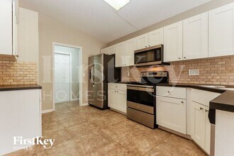 10725 Magrath Ln in New Port Richey, FL - Building Photo - Building Photo