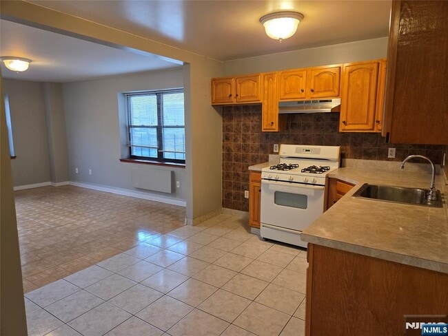 2401 Bergenline Ave in Union City, NJ - Building Photo - Building Photo