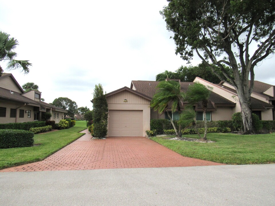 4729 Fountains Dr S in Greenacres, FL - Building Photo