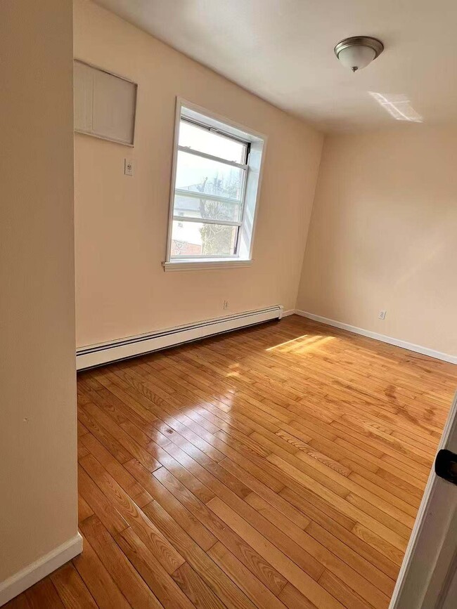 1418 117th St, Unit apartment for rent in College Point, NY - Building Photo - Building Photo