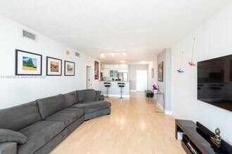 325 S Biscayne Blvd, Unit 3915 in Miami, FL - Building Photo - Building Photo