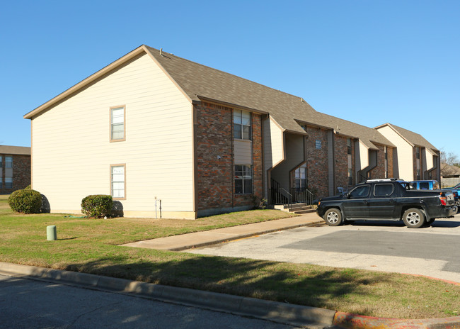 Cleburne Plaza in Cleburne, TX - Building Photo - Building Photo