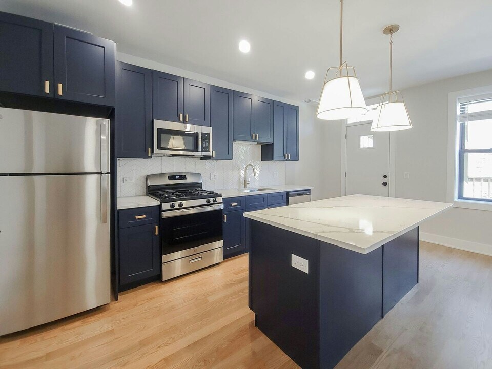 2028 W Montrose Ave in Chicago, IL - Building Photo