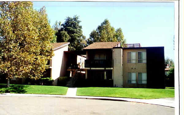 2561 White Oak Pl in Escondido, CA - Building Photo - Building Photo