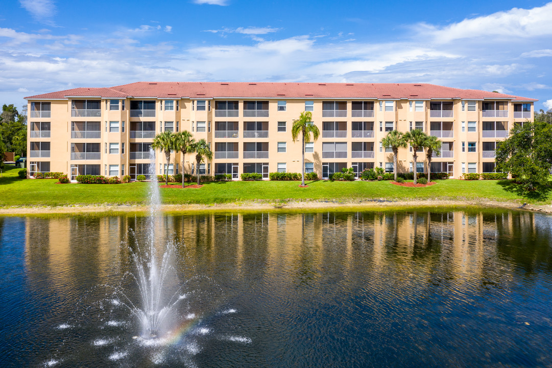 Osprey Cove in Estero, FL - Foto de edificio