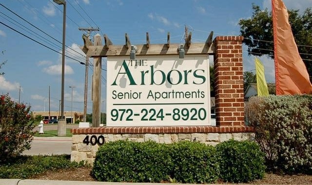 The Arbors on Wintergreen Senior Apartments in Desoto, TX - Foto de edificio - Building Photo