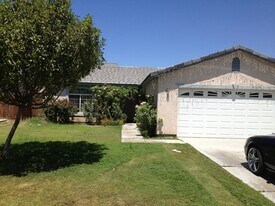 1302 Interlaken Dr in Bakersfield, CA - Building Photo