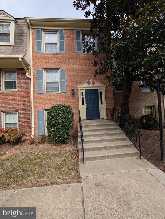 5964 Westchester Park Dr in College Park, MD - Building Photo